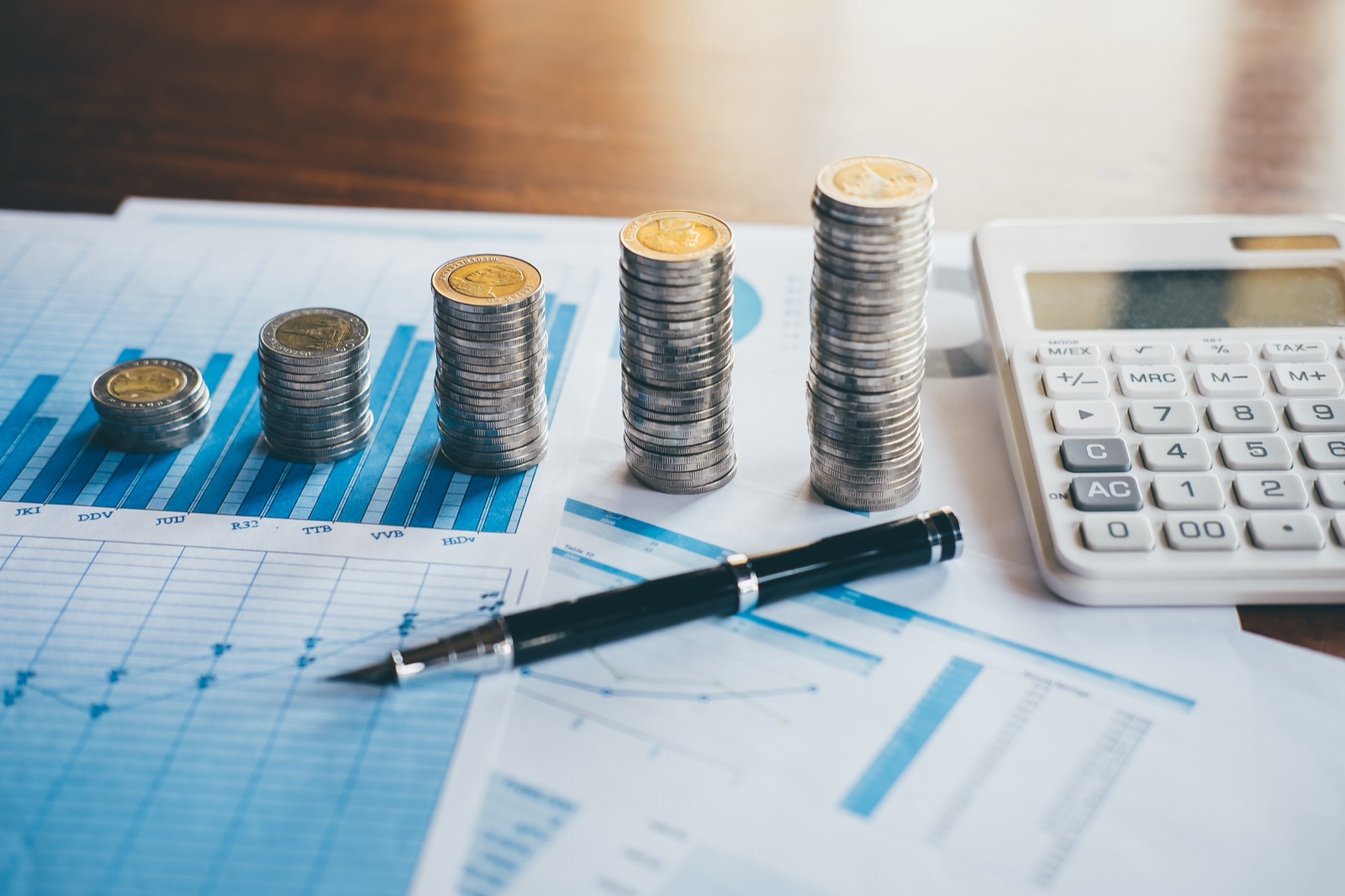 Monety i wykresy finansowe