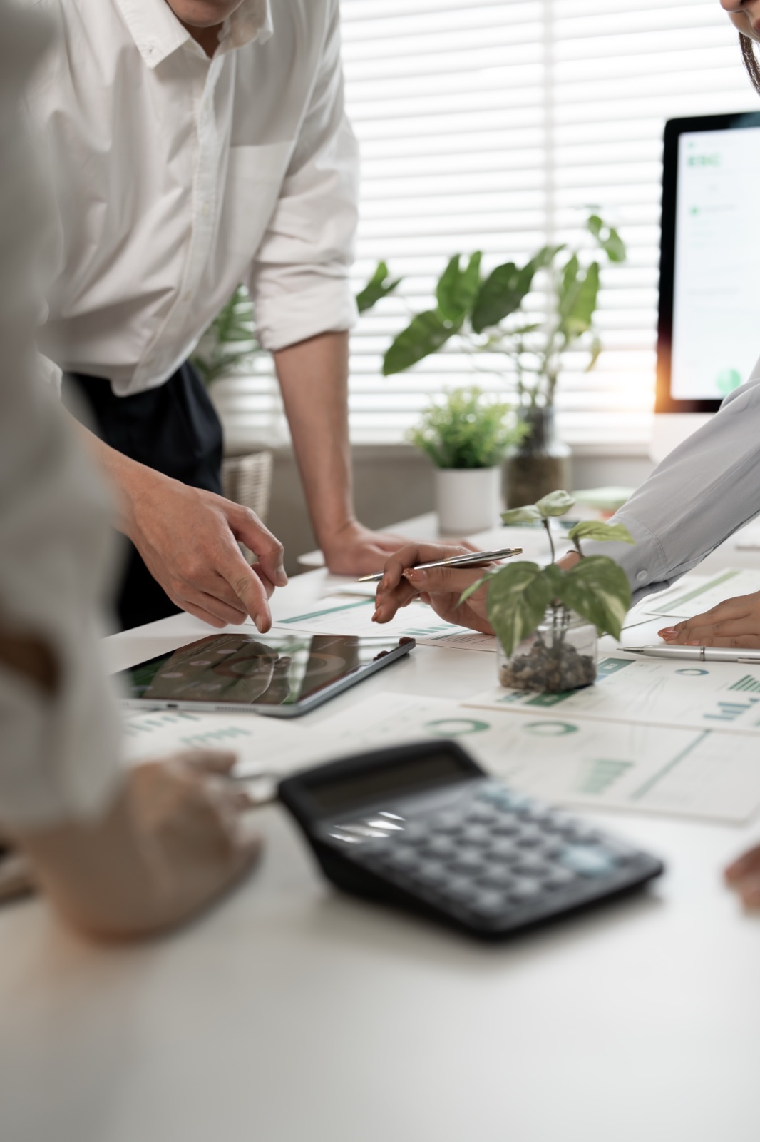 Zespół omawiający dokumenty finansowe